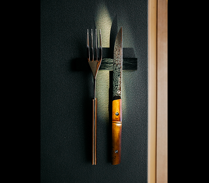 星のや東京オリジナルカトラリー。竹製ハンドルはヒノキ工芸様、ナイフの刃は龍泉刃物が製作しています。